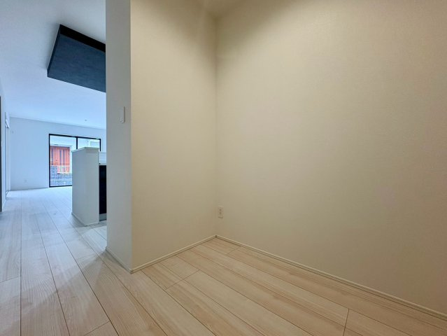 「南西角地の平屋」高知市瀬戸西町2期1棟　新築一戸建ての収納|リビング近くの便利な収納スペース。日用品のストックや掃除用具の片付けにも重宝します。