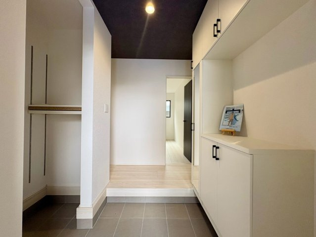 「南西角地の平屋」高知市瀬戸西町2期1棟　新築一戸建ての玄関|明るく迎えてくれるゆとりある玄関ホール。飾り棚スペースには季節の小物や鍵置きにも便利です。