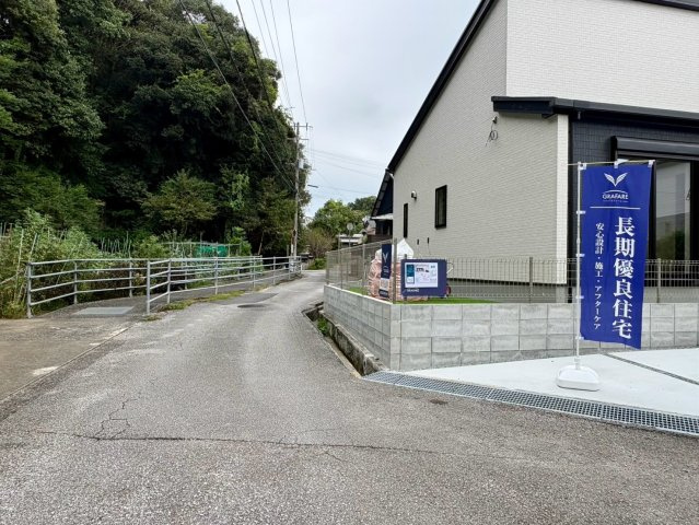 「南西角地の平屋」高知市瀬戸西町2期1棟　新築一戸建ての前面道路含む現地写真|静かで落ち着いた住環境。交通量が少なく見通しも良いため、毎日の車の出し入れも落ち着いて行えます。