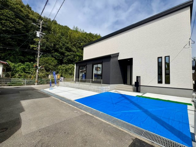 「南西角地の平屋」高知市瀬戸西町2期1棟　新築一戸建ての外観|青空に映えるスタイリッシュな佇まい。ゆとりの駐車スペースで来客時や洗車時にも重宝する広さです。