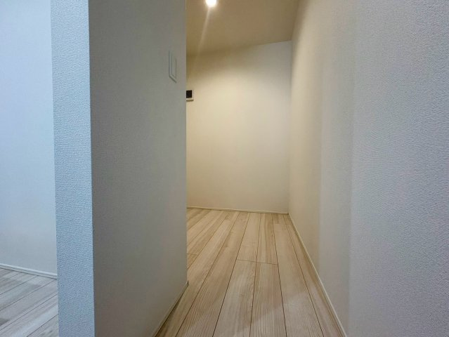 「南西角地の平屋」高知市瀬戸西町2期1棟　新築一戸建ての収納|生活動線上に配置された便利な収納スペース。日用品や掃除機などの家電もすっきり片付きます。