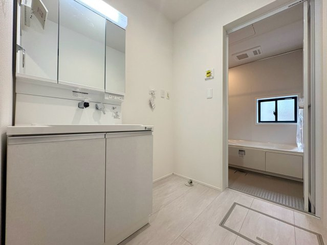「南西角地の平屋」高知市瀬戸西町2期1棟　新築一戸建ての独立洗面台|ワイドな鏡と充実の収納を備えた機能的な洗面空間。朝の身支度もスムーズで毎日の暮らしをサポート。