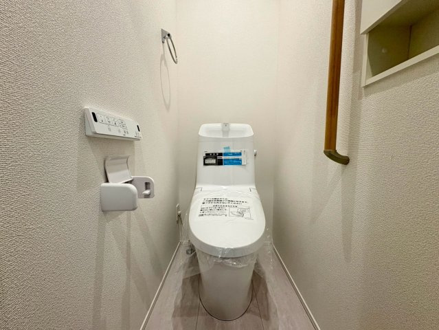 「南西角地の平屋」高知市瀬戸西町2期1棟　新築一戸建てのトイレ|手洗い器付きで使い勝手の良い清潔感あるトイレ。空間をすっきりと見せるスマートなデザインです。