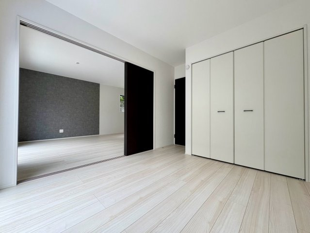 「南西角地の平屋」高知市瀬戸西町2期1棟　新築一戸建ての洋室|アクセントクロスがお洒落な落ち着きある洋室。大型クローゼット完備で衣類もたっぷり収納可能。