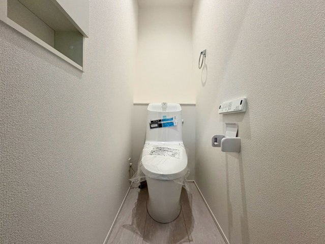 「南西角地の平屋」高知市瀬戸西町2期1棟　新築一戸建てのトイレ|小窓から光が入る明るく清潔なトイレ。朝の混雑時も安心の2箇所設置で、家族みんなが快適に過ごせます。