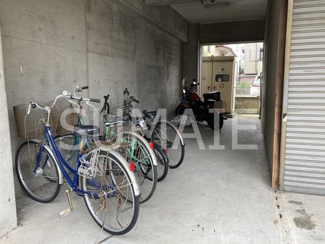 延安ビルのその他共用部分|敷地内駐輪場。