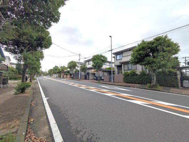 海見え！ ルーフバルコニーから望む開放的な景色の前面道路含む現地写真|前面道路