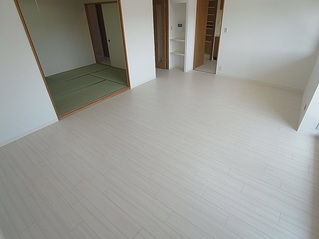神戸市北区緑町８丁目の賃貸マンションの内装|開放感のある16.5帖のリビング