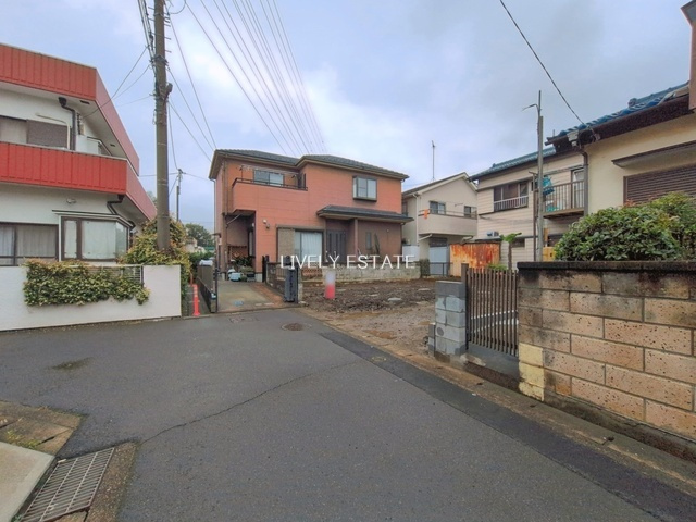 草加市原町2丁目 新築分譲住宅の前面道路含む現地写真