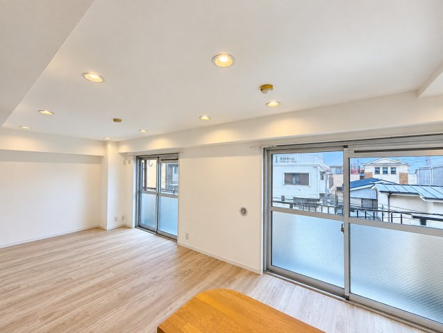 【居間・リビング】 | ライオンズマンション蒔田　新規リフォーム物件/蒔田駅約2分/ウォークインクローゼット/エレベーター有 | ◆リビングは一日中太陽の光が射し込みます。家族が集まる空間は、自然と笑顔が溢れます！