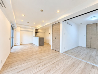 【居間・リビング】 | ライオンズマンション蒔田　新規リフォーム物件/蒔田駅約2分/ウォークインクローゼット/エレベーター有 | ◆家族で食卓を囲むダイニングスペースと、ソファでゆったりくつろぐリビングスペースがしっかり区切られているので家具の配置や用途を使いわけしやすいです。