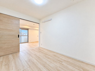【洋室】 | ライオンズマンション蒔田　新規リフォーム物件/蒔田駅約2分/ウォークインクローゼット/エレベーター有 | ◆柔らかい陽光が差し込む明るいお部屋を演出する設計。彩光の取れる窓が気持ちの良いお部屋を創り上げます。