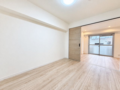 【洋室】 | ライオンズマンション蒔田　新規リフォーム物件/蒔田駅約2分/ウォークインクローゼット/エレベーター有 | ◆子どものスタディ空間として、あるいは書斎やホビールームとして生活スタイルに合わせて使えるプライベートルーム。居心地のいい落ち着いたインテリアが似合います。