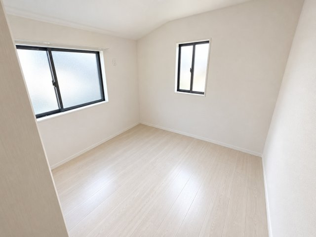 【築浅中古戸建】富士見市山室の洋室|明るい洋室です