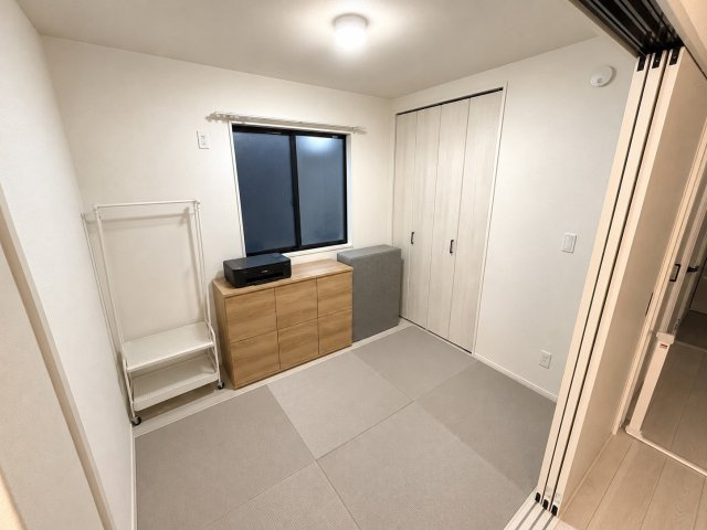 【築浅中古戸建】富士見市山室の和室|リビングと一体感を持たせつつ、個室としても使える「リビング続き間の和室」。お子様のお昼寝や遊ぶスペース、来客時のおもてなしなど多目的に大活躍。扉を開ければ開放感あふれる大空間が広がります。
