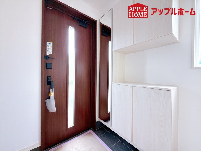 [新築住宅] 比企郡滑川町月の輪6丁目 全1区画の玄関|住まう人も来客も入った時にワクワクさせてくれるオシャレな玄関♪収納もたっぷりあるので、靴がたくさんあっても安心！