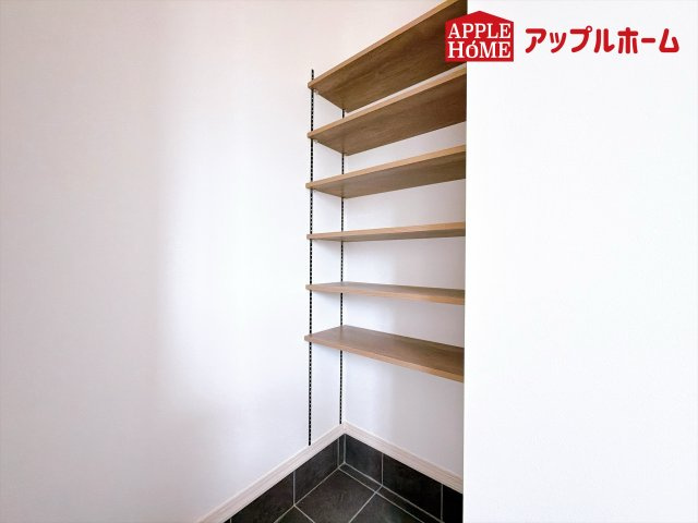 [新築住宅] 比企郡滑川町月の輪6丁目 全1区画の玄関|明るく清潔感のある玄関でお客様を迎えるスペースをパッと明るい印象に！大容量の収納力で大家族の履物もすっきり収納できます♪