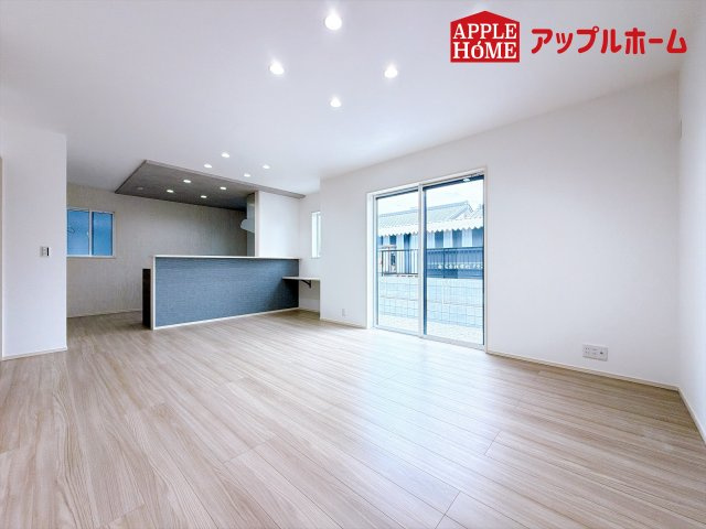[新築住宅] 比企郡滑川町月の輪6丁目 全1区画の居間・リビング|窓から差し込む光で家族を温かく包み込みます。明るいリビングで子育てする喜びを☆いつでも見学可能です！
