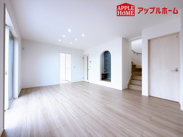 [新築住宅] 比企郡滑川町月の輪6丁目 全1区画の居間・リビング|広々リビング×対面キッチンで家族の会話も弾みます♪家族団らんの秘訣は間取りにあり☆夢のマイホームを一緒に叶えましょう！