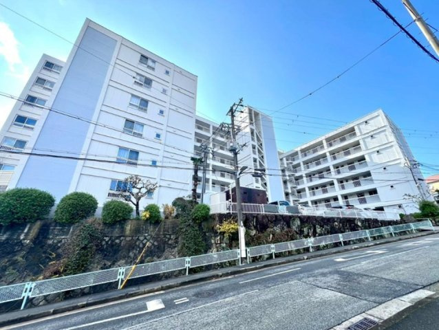 夙川第三コーポラスの外観|1階のお部屋なので、エントランスや駐車場・駐輪場が近いです。
