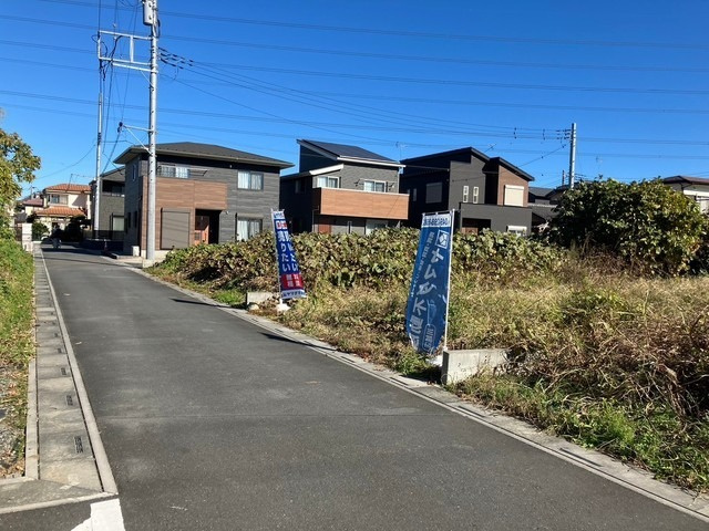 鶴ヶ島市下新田　売地の前面道路含む現地写真