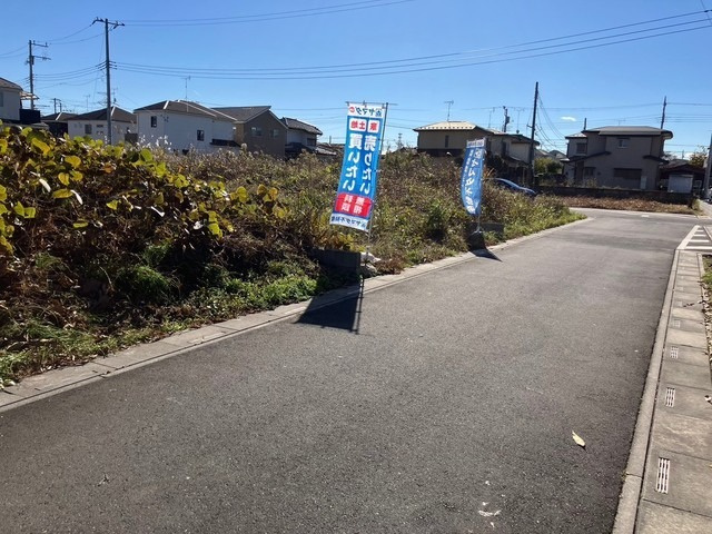 鶴ヶ島市下新田　売地の前面道路含む現地写真