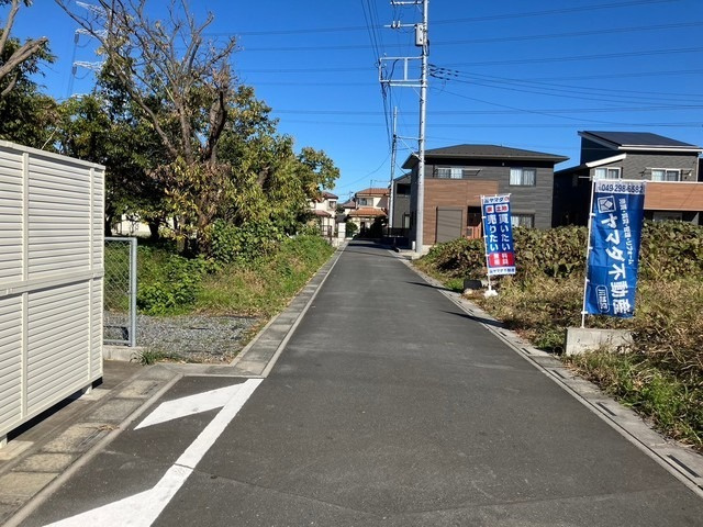 鶴ヶ島市下新田　売地の前面道路含む現地写真