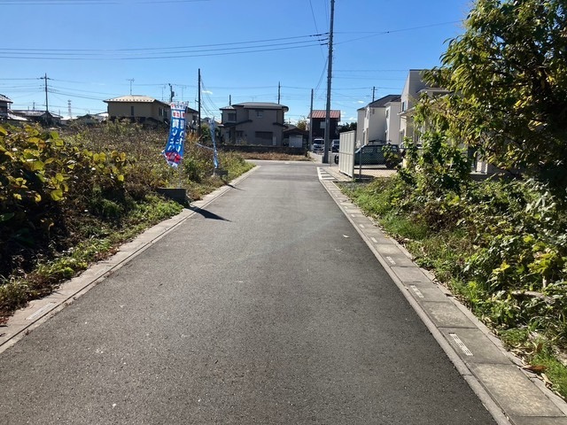 鶴ヶ島市下新田　売地の前面道路含む現地写真