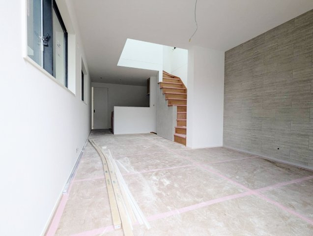 板橋区東新町1丁目 限定1棟の居間・リビング|吹抜けを設けた明るく快適な15.7帖のLDK
アクセントクロスを施し空間を華やかに演出します