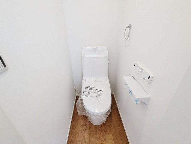 板橋区東新町1丁目 限定1棟のトイレ|1階トイレ
トイレは1階と3階それぞれに設置してるので忙しい朝にも便利です