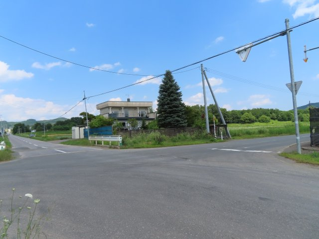 北見市大正１９５番地５　中古売家の前面道路含む現地写真