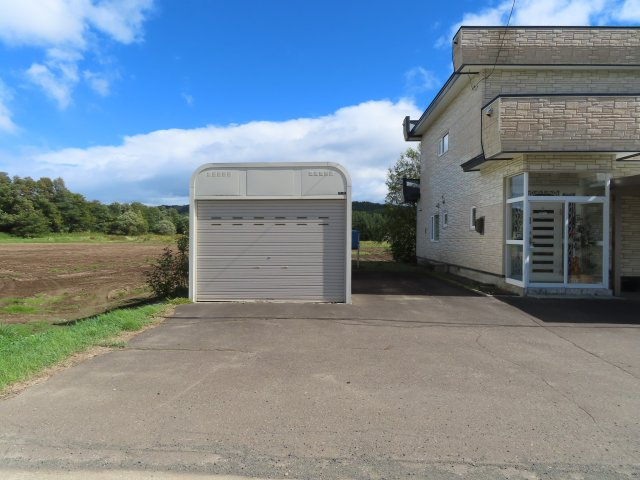 北見市大正１９５番地５　中古売家の駐車場|車庫は車を置くだけでなく、収納や整備の場所としても使いやすいですし、雨や紫外線を避けやすく、車の劣化を抑えます。防犯面で有利になりやすく、いたずらや盗難の不安を減らせます。