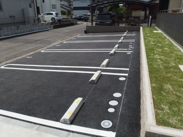 ピラストロ岡崎の駐車場