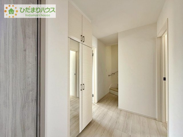 【玄関】 | つくば市松代1丁目　中古戸建 | 大容量のシューズボックスには姿見つき。お出かけ前の身だしなみ確認もできます。