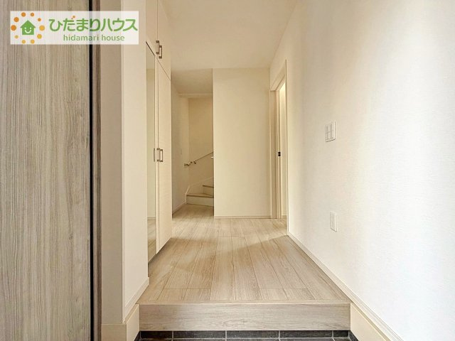 【玄関】 | つくば市松代1丁目　中古戸建 | 開放的な玄関スペースは大人数のご家族にも狭く感じません。