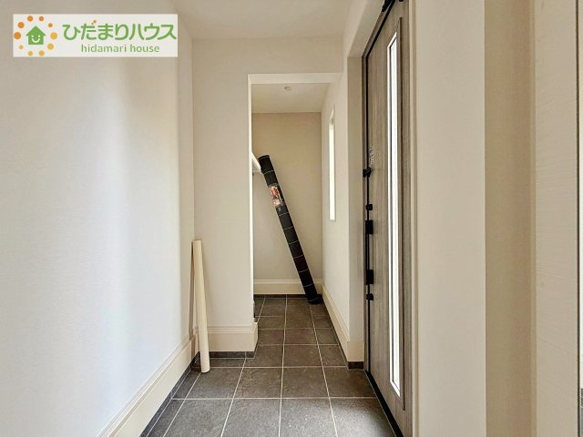 【玄関】 | つくば市松代1丁目　中古戸建 | シューズクロークも棚付きとなり、ペットのリードやお出かけのコートなどもこちらへ収納可能となります。ベビーカーやゴルフバッグなどもこちらへ