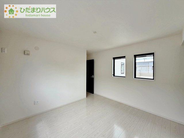 【寝室】 | つくば市松代1丁目　中古戸建 | 7.5帖の主寝室にはどんなインテリアを置くかイメージしてください。