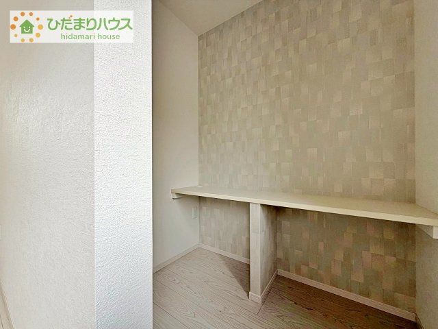 【寝室】 | つくば市松代1丁目　中古戸建 | 寝室にはワークスペースを設置してあります。明るい壁紙に変更しており、部屋全体の纏まりも明るい印象になります。