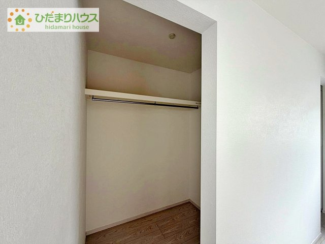 【収納】 | つくば市松代1丁目　中古戸建 | 人気のウォークインクローゼットタイプです。パイプハンガー付きの枕棚も設置してあり、収納力もしっかりとあります。