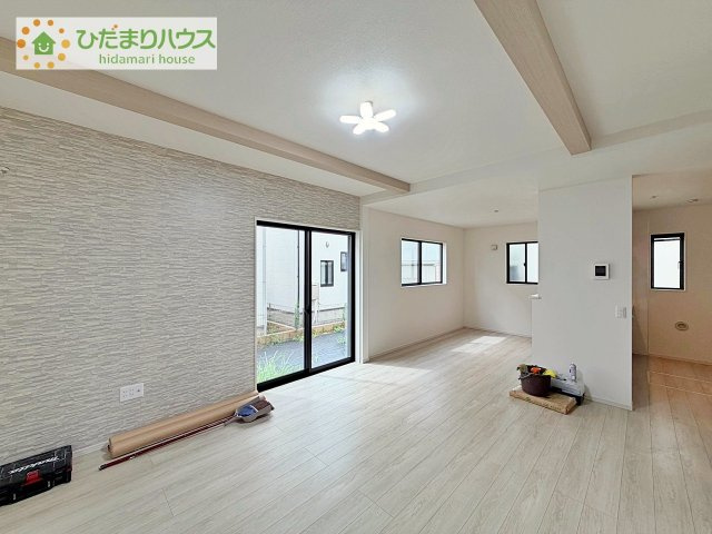 【居間・リビング】 | つくば市松代1丁目　中古戸建 | 18帖のLDKは折り上げ天井を採用し、実際の帖数以上の開放感を演出。対面式キッチンからはリビング全体を見渡せるため、ご家族とのコミュニケーションも自然と増えます。