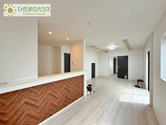 【居間・リビング】 | つくば市松代1丁目　中古戸建 | 広々リビングは折り上げ天井で開放的になっており、キッチンクロス等もリフォーム済です。
