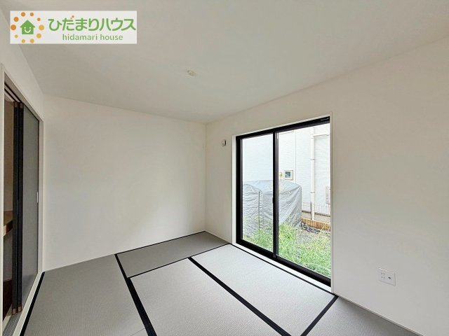 【和室】 | つくば市松代1丁目　中古戸建 | 和室は床の間含めて7帖と広く、お子様を遊ばせるスペースにも客間としても重宝します。畳はモダンな色合いに交換済。
