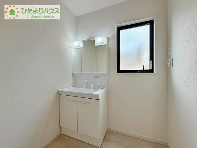 【独立洗面台】 | つくば市松代1丁目　中古戸建 | 三面鏡タイプの独立洗面台。裏側の収納も活用でき、実用的にご使用できます。