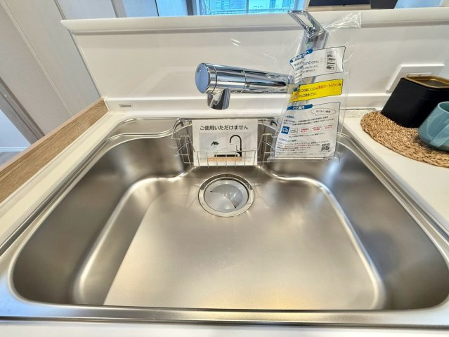 ソフトタウン晴海のキッチン|不純物を取り除き、安全なお水を作ってくれる浄水器付き！

現地ご見学希望・資料請求などお気軽にお問い合わせ下さい！
03-5990-5201