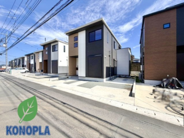 【中古戸建】太田市新道町の外観|■外観｜外壁のアクセントカラーがシックな外観です。シンプルなデザインでありながらも「個性」を損なわず、お客様一人ひとりの暮らし方にフィットします。