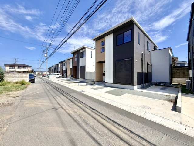 【中古戸建】太田市新道町の外観|■外観｜周囲の見渡しが良く、車の出入りの際も安全確認がしやすいため、小さなお子様がいるご家庭でも安心です♪