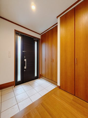 【中古戸建】高崎市三ツ子沢町の玄関|■玄関｜「玄関から、我が家を心地よく。自然の風や光を感じられる気持ちのいい玄関へ。」永く居心地のいい暮らしを演出する快適性能と安心を両立させたドアを採用しました！