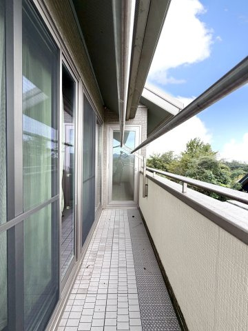 【中古戸建】高崎市三ツ子沢町のバルコニー|■バルコニー｜あたたかな陽のひかりを浴びることのできるバルコニー。お洗濯物やお布団を干せば、家族みんなが気持ちよく暮らすことができます(*^^*)