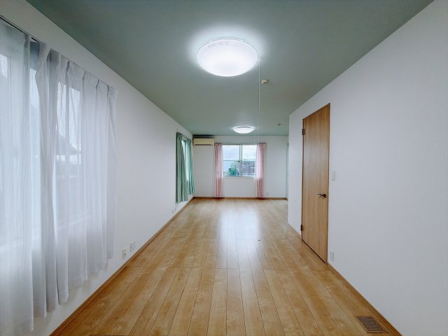 【中古戸建】高崎市三ツ子沢町の洋室|■2階洋室｜ナチュラルカラーの床です。模様替えなどとても楽しく工夫できます♪陽当たり、風通しもとても良いので毎日快適な生活スタートです！子供部屋にも良いですね♪