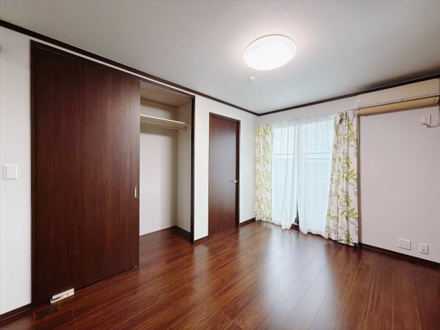 【中古戸建】高崎市三ツ子沢町の洋室|■2階洋室｜2階各居室には収納をご用意しています♪常にお部屋を綺麗に保てます！小さなお子様も自然とお片付けができるようになるのでうれしいですよね！